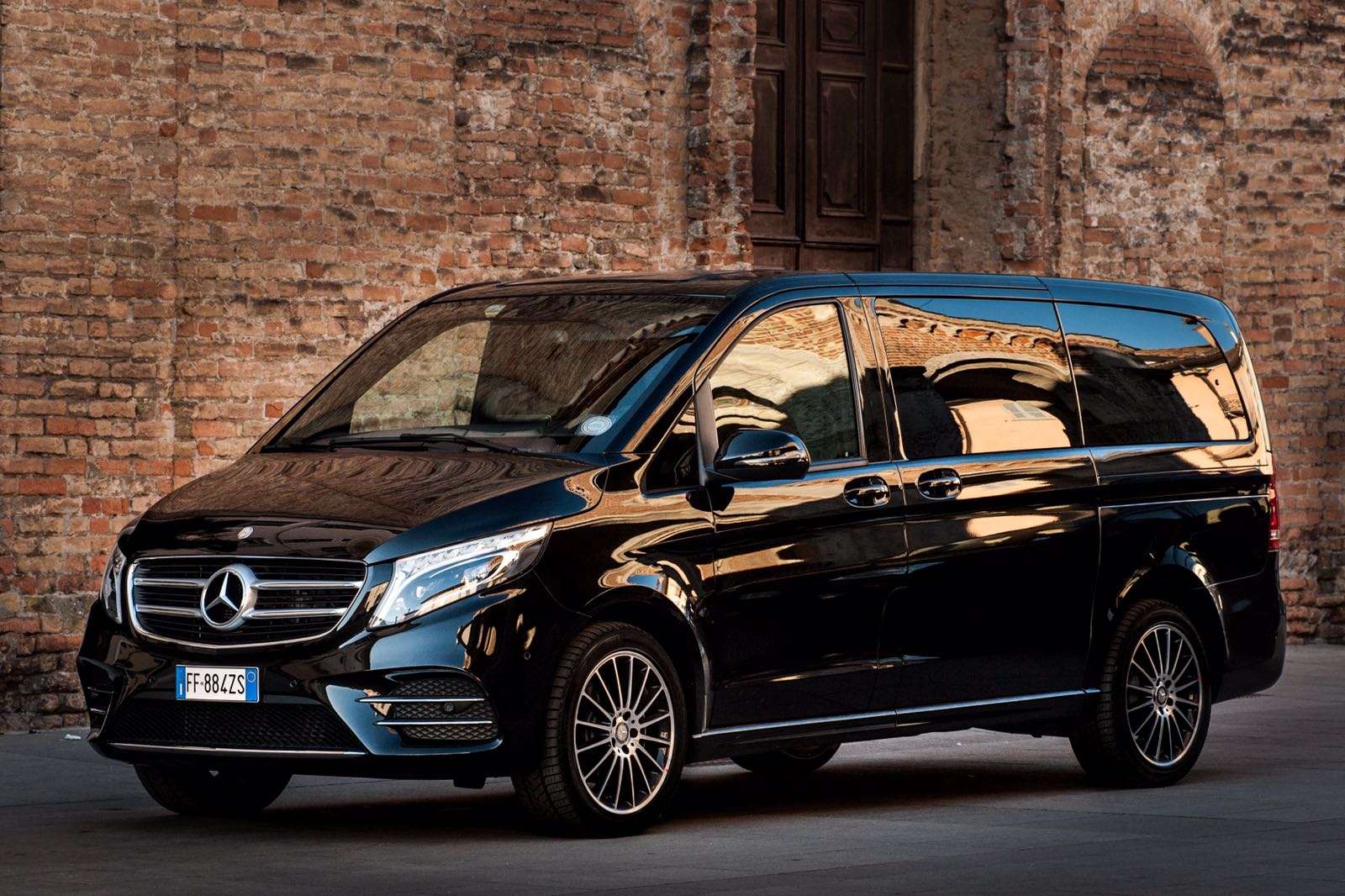 Mercedes-Benz V-Class for premium private transfers in Calabria